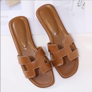 Women’s flat sandals